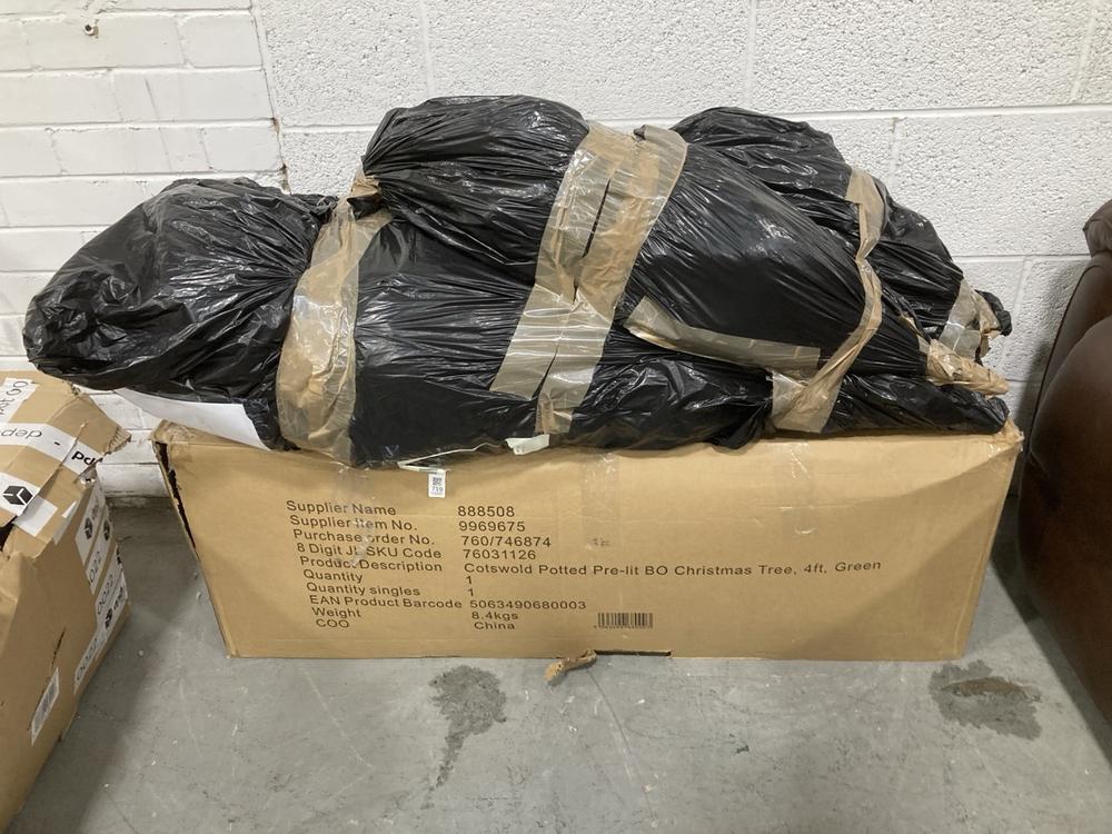 Lot 719  
            Chesterfield SR38 - Collection or Optional Delivery Available 

                
COTSWOLD POTTED PRE-LIT BO 4FT CHRISTMAS TREE IN GREEN TO INCLUDE CHRISTMAS TREE ...