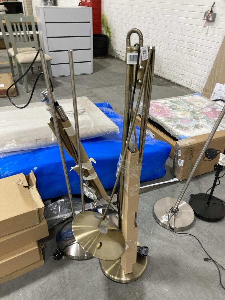 Lot 746  
            Chesterfield SR38 - Collection 

                
ROUND BASE FLOOR LAMP IN GOLD TO INCLUDE ROUND BASE FLOOR LAMP IN SILVER (COLLECT...
