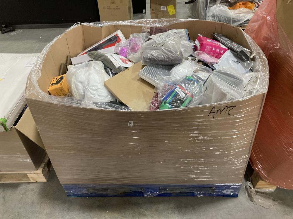 Lot 815  
            Chesterfield SR38 - Collection 

                
PALLET OF ASSORTED ITEMS TO INCLUDE STAR WARS PRINCESS LEIA WOMENS COSTUME SIZE 1...