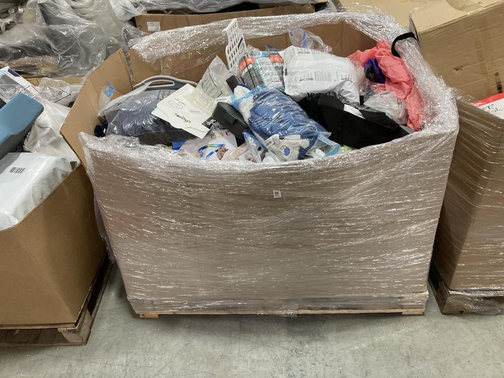 Lot 818  
            Chesterfield SR38 - Collection 

                
PALLET OF ASSORTED ITEMS TO INCLUDE SMIFFYS ELVIS VIVA LAS VEGAS COSTUME (COLLECT...