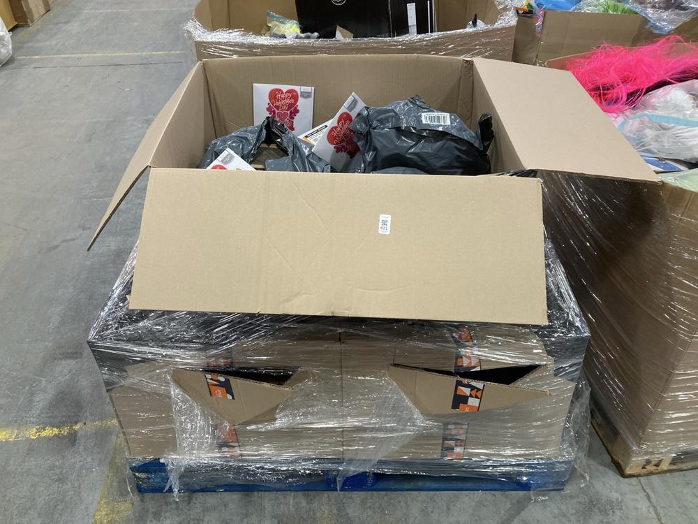 Lot 821  
            Chesterfield SR38 - Collection 

                
PALLET OF ASSORTED ITEMS TO INCLUDE HALLMARK HAPPY VALENTINES PAPER WONDER POP-UP...