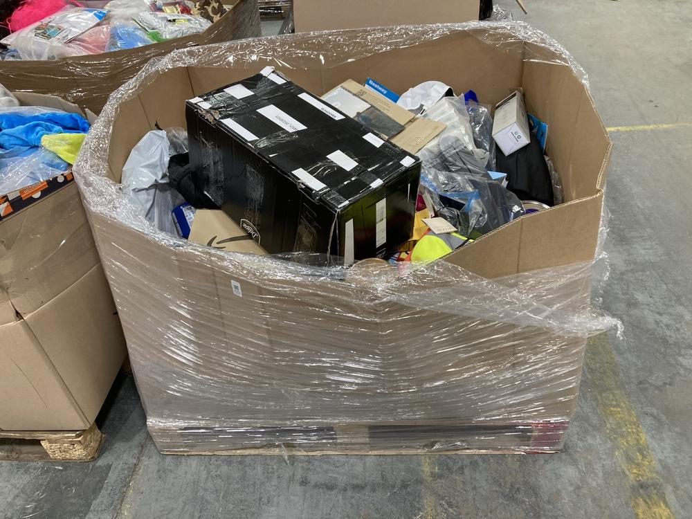 Lot 835  
            Chesterfield SR38 - Collection 

                
PALLET OF ASSORTED ITEMS TO INCLUDE RICHARD SCARRY'S BUSY, BUSY WORLD BOOK (COLLE...