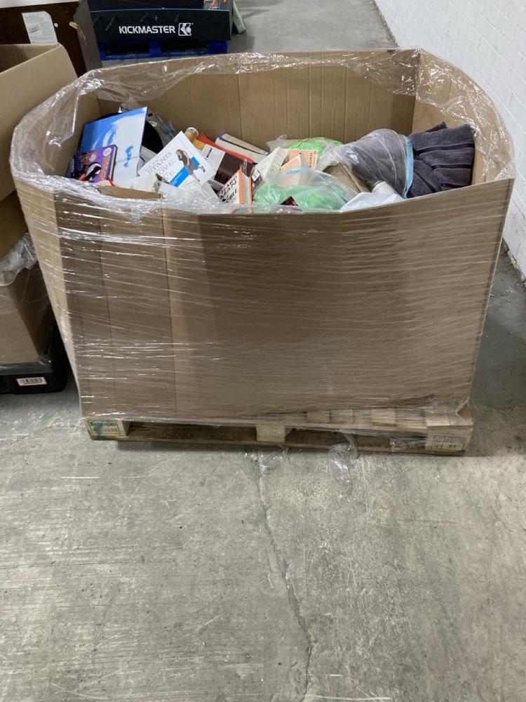 Lot 843  
            Chesterfield SR38 - Collection 

                
PALLET OF ASSORTED ITEMS TO INCLUDE PADDINGTON'S TWELVE DAYS OF CHRISTMAS BOOK (C...