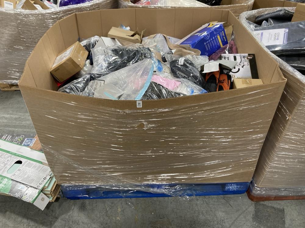 Lot 846  
            Chesterfield SR38 - Collection 

                
PALLET OF ASSORTED ITEMS T INCLUDE ZOGGS FLIPPERS IN BLACK / ORANGE SIZE 5 - 6 (C...