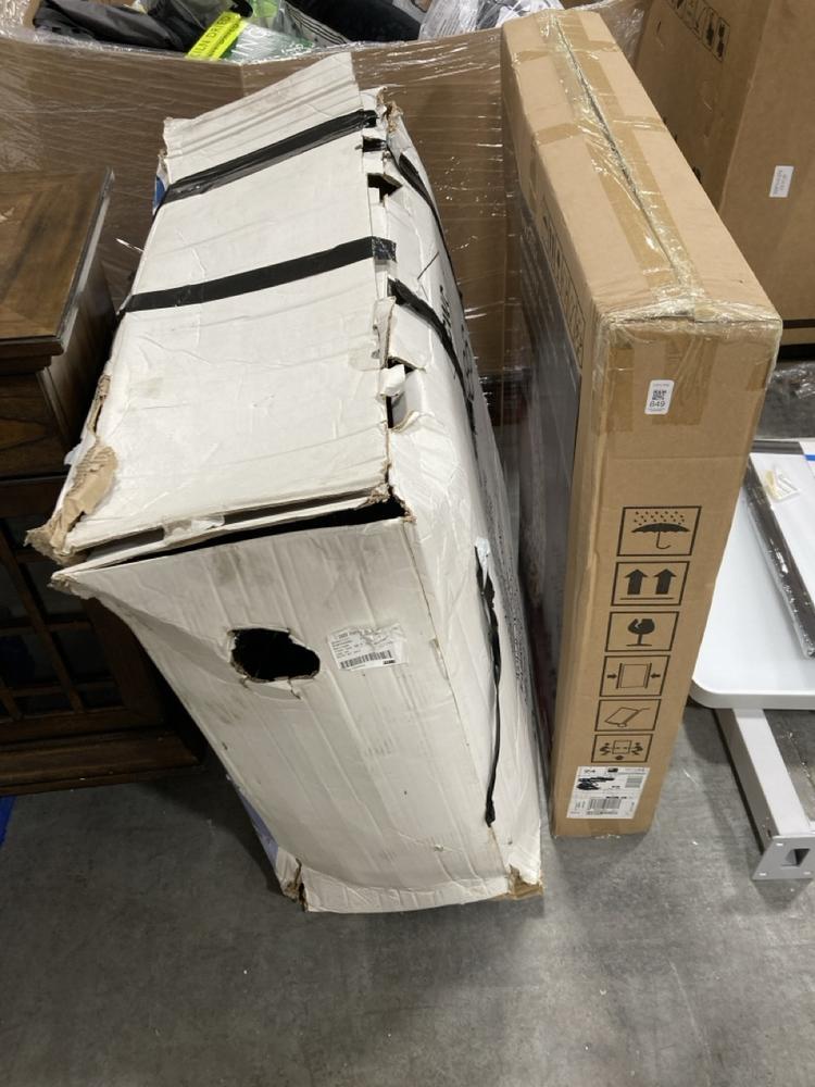 Lot 849  
            Chesterfield SR38 - Collection or Optional Delivery Available 

                
36 INCH ORNAMENT WREATH WITH LED LIGHTS TO INCLUDE 3 LIGHTED REINDEER FAMILY GARD...