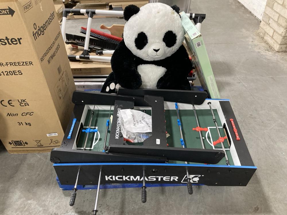 Lot 852  
            Chesterfield SR38 - Collection or Optional Delivery Available 

                
3 X ASSORTED ITEMS TO INCLUDE GIANT PANDA STUFFED TOY (LOCATION: SR38 A9)