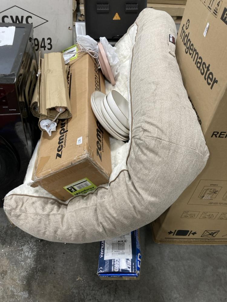 Lot 854  
            Chesterfield SR38 - Collection or Optional Delivery Available 

                
QTY OF ASSORTED ITEMS TO INCLUDE BOWL ZEMPIRE TWIN SIZE SPEEDY BED (LOCATION: SR3...