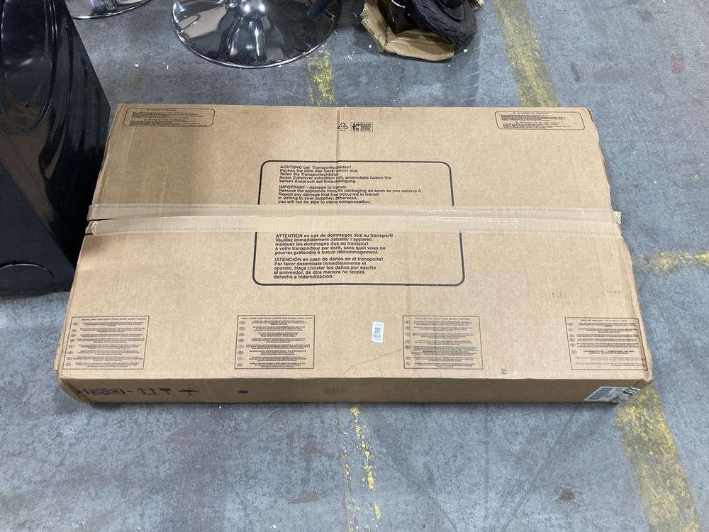 Lot 863  
            Chesterfield SR38 - Collection 

                
BOSCH SERIES 6 92CM GAS HOB IN BLACK - MODEL NO. PPM9A6I40 - ORIGINAL RRP £699 (C...