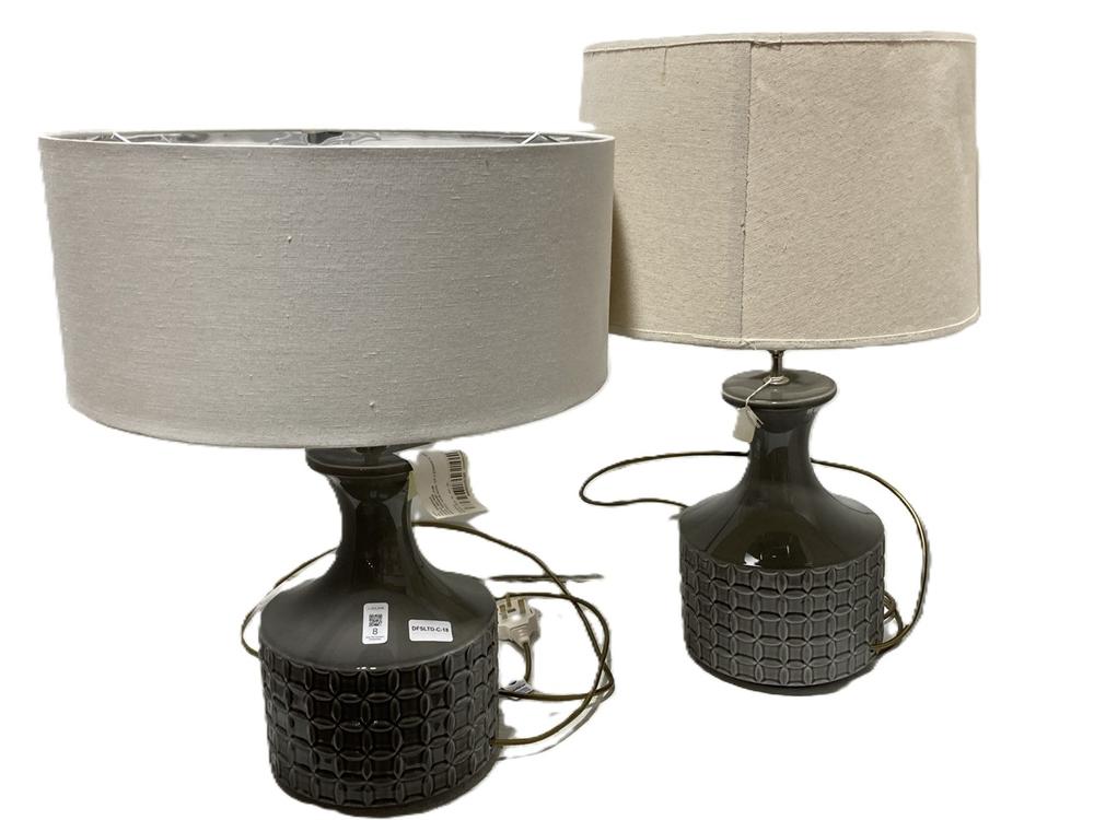 Lot 8  
            Chesterfield SR38 - Collection 

                
DFS PUTNEY-INSPIRED TABLE LAMP IN GREY GEOMETRIC PATTERN BASE WITH WHITE LAMP SHA...