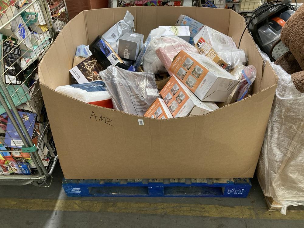 Lot 980  
            Chesterfield SR38 - Collection or Optional Delivery Available 

                
PALLET OF ASSORTED ITEMS TO INCLUDE WARMLITE 2KW UPRIGHT FAN HEATER (LOCATION: SR37)