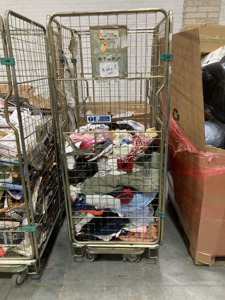 Lot 985  
            Chesterfield SR38 - Collection 

                
CAGE OF ASSORTED ITEMS TO INCLUDE DIVIDED TOP IN WHITE SIZE M ( CAGE NOT INCLUDED...