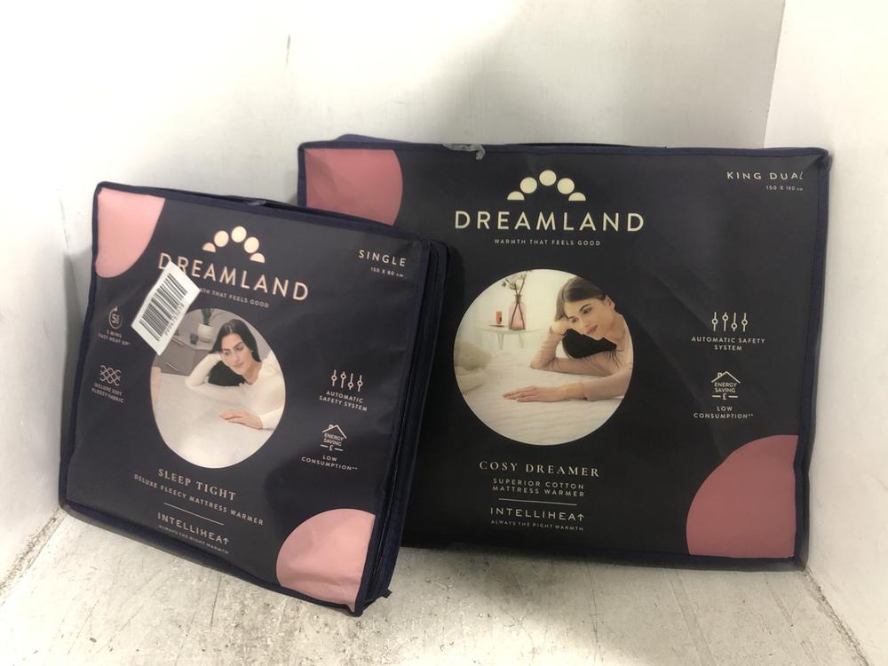 Lot 1018  
            Chesterfield SR45 - Parcel Delivery Only 

                
DREAM LAND SLEEP TIGHT DELUXE FLEECY MATTRESS WARMER TO INCLUDE DREAMLAND SUPERIO...