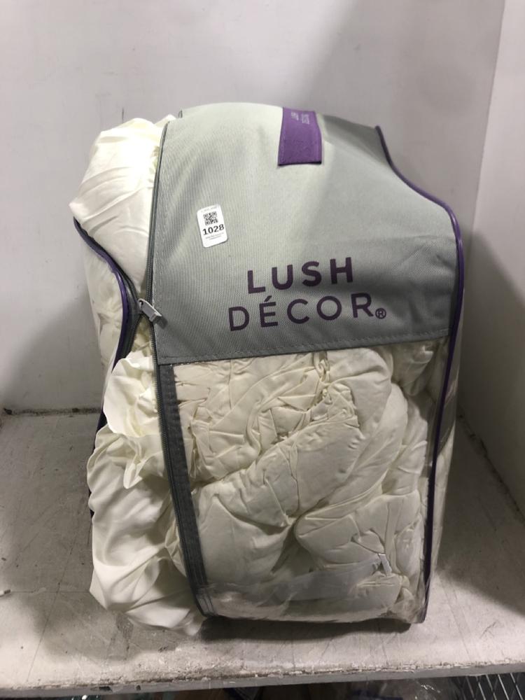 Lot 1028  
            Chesterfield SR45 - Parcel Delivery Only 

                
LUSH DECOR SERRENA IVORY 3 PIECE COMFORT SET (LOCATION: D9)