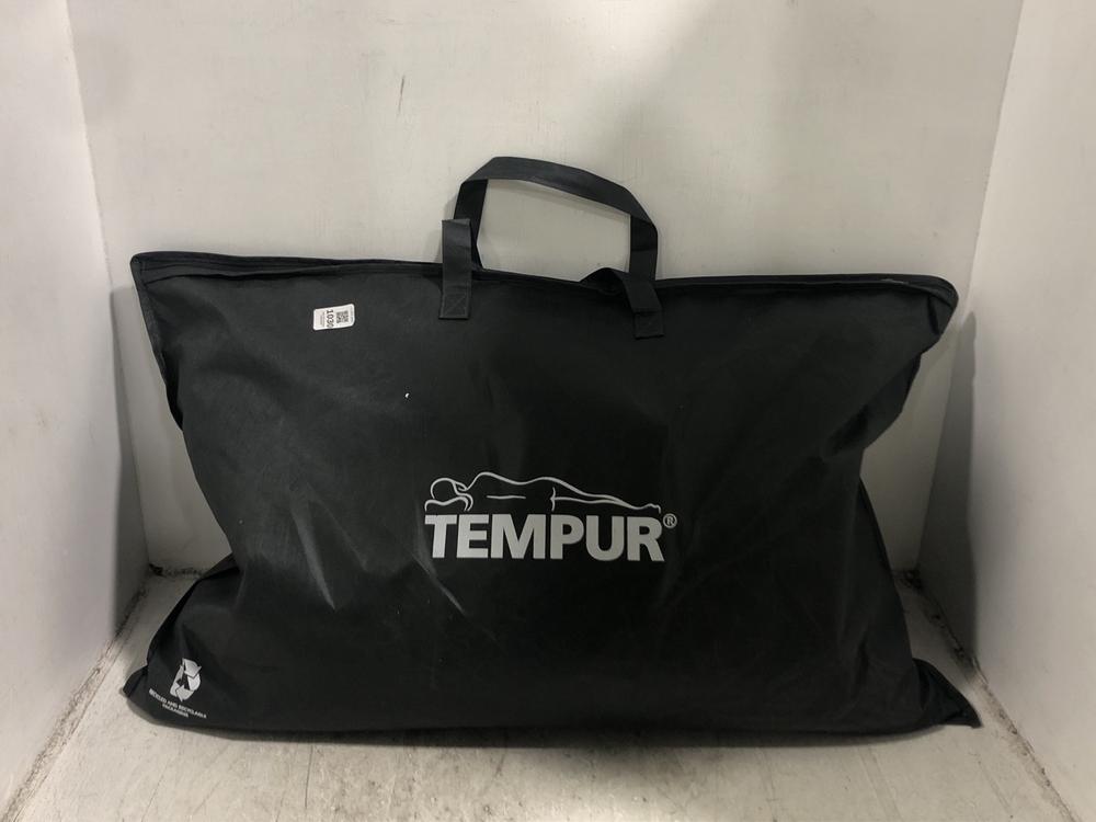Lot 1030  
            Chesterfield SR45 - Parcel Delivery Only 

                
TEMPUR A PILLOW LIKE NO OTHER ORGINAL TEMPUR PILLOW ORIGINAL RRP £129 (LOCATION: D9)
