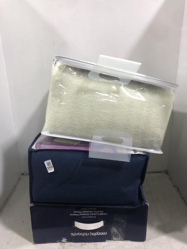 Lot 1032  
            Chesterfield SR45 - Parcel Delivery Only 

                
3X ASSORTED ITEMS TO INCLUDE HOMEFRONT LUXURY FULLY FITTED FLEECE ELECTRIC BLANKE...