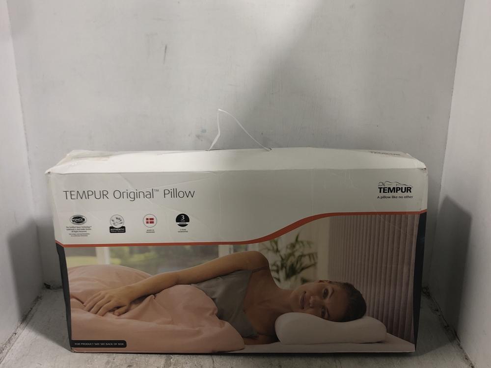 Lot 1034  
            Chesterfield SR45 - Parcel Delivery Only 

                
TEMPUR A PILLOW LIKE NO OTHER ORGINAL TEMPUR PILLOW ORIGINAL RRP £129 (LOCATION: D9)