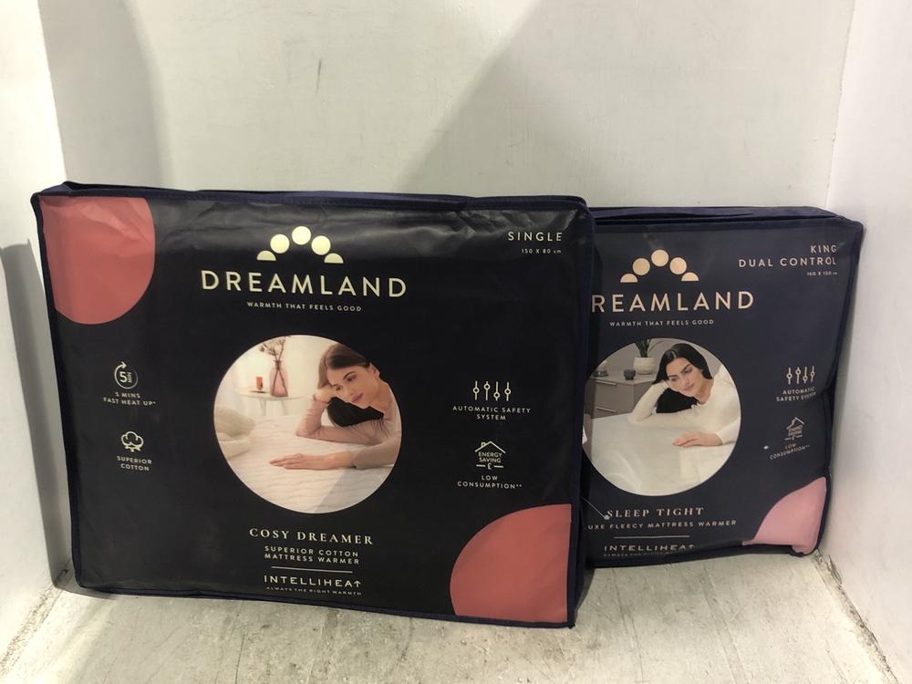 Lot 1087  
            Chesterfield SR45 - Parcel Delivery Only 

                
DREAMLAND COSY DREAMER SUPEROR COTTON MATTRESS WARMER TO INCLUDE DREAMLAND DELUXE...
