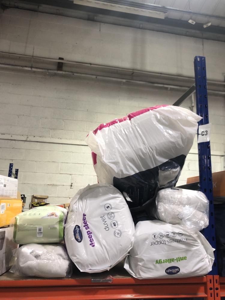 Lot 1090  
            Chesterfield SR45 - Parcel Delivery Only 

                
6X ASSORTED BEDDING TO INCLUDE SILENT NIGHT ANTI ALLERGY MATRESS TOPPER SINGLE (L...