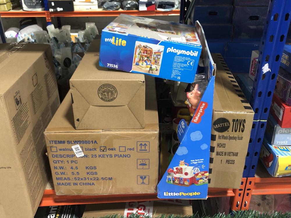 Lot 1096  
            Chesterfield SR45 - Parcel Delivery Only 

                
5X ASSORTED OYS TOYS INCLUDE PLAYMOBIL MY LIFE 71536 (LOCATION: C2)