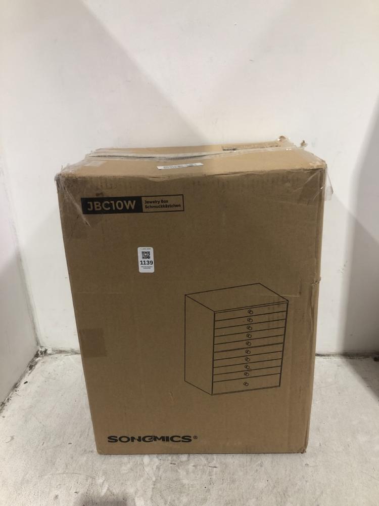 Lot 1139  
            Chesterfield SR45 - Parcel Delivery Only 

                
SONGMICS JBC10W JEWELRY BOX (LOCATION: C4)
