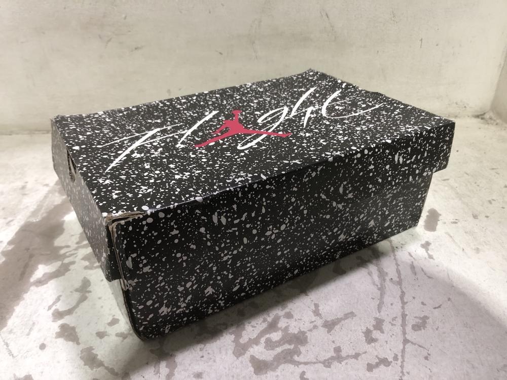 Lot 1204  
            Chesterfield SR45 - Parcel Delivery Only 

                
NIKE AIR JORDAN 4 BLACK UK SIZE 4 (LOCATION: C8)