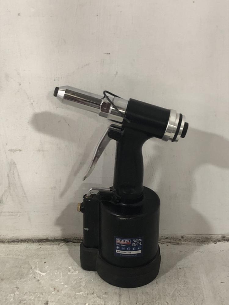 Lot 121  
            Chesterfield SR45 - Parcel Delivery Only 

                
SEALEY HEAVY DUTY AIR/HYDRAULIC RIVETER (LOCATION: F2)