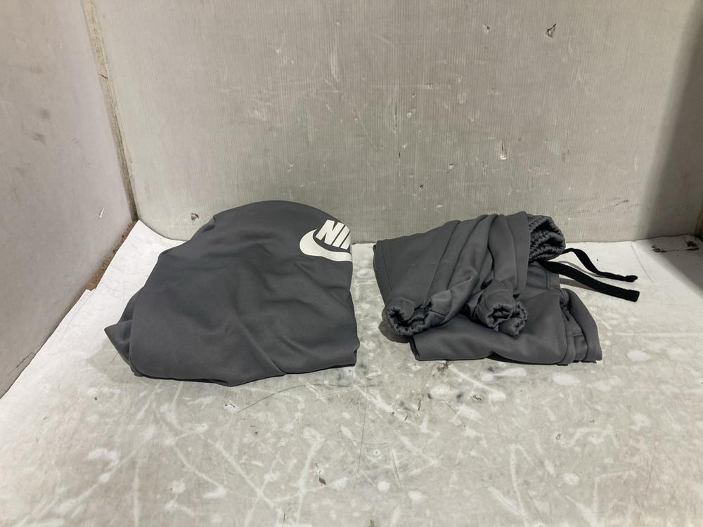 Lot 1232  
            Chesterfield SR45 - Parcel Delivery Only 

                
NIKE JUNIOR GREY TRACKSUIT SIZE XL (LOCATION: C9)