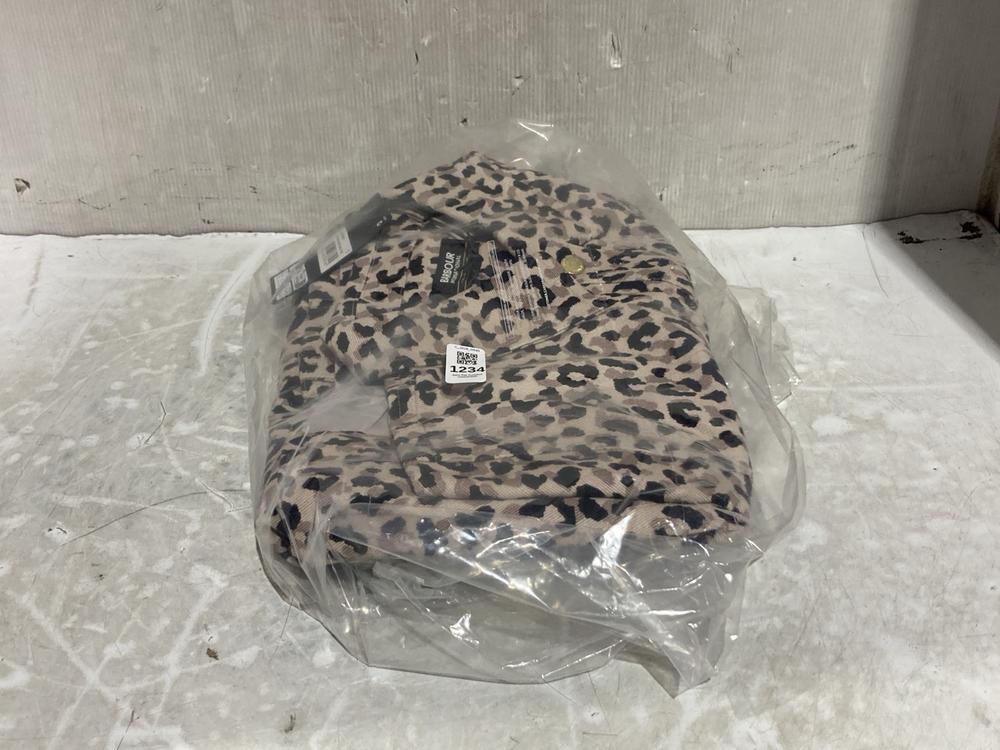 Lot 1234  
            Chesterfield SR45 - Parcel Delivery Only 

                
BARBOUR INTERNATIONAL HARTLEY MINI DRESS -LEOPARD PRINT UK 12 (LOCATION: C9)