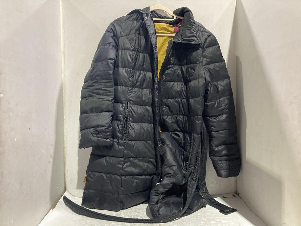Lot 1235  
            Chesterfield SR45 - Parcel Delivery Only 

                
JOULES BLACK WOMENS LONG PUFFER UK 18 (LOCATION: C9)