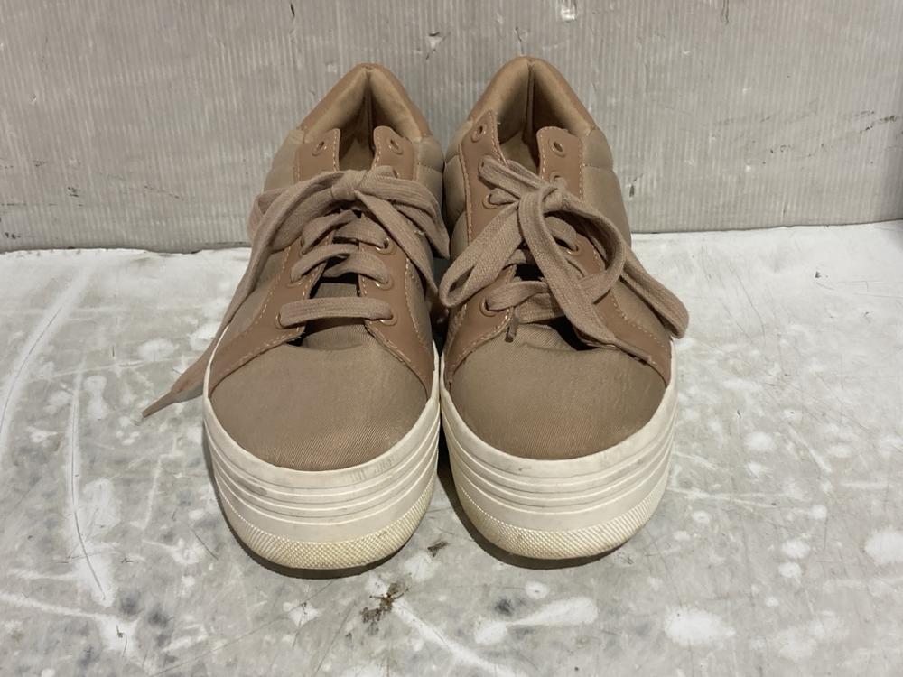 Lot 1236  
            Chesterfield SR45 - Parcel Delivery Only 

                
OFFICE TRAINERS EU 40 TO INCLUDE NIKE AIR JORDAN 1 ELEVATE LOW TRAINER UK 3.5 (LO...