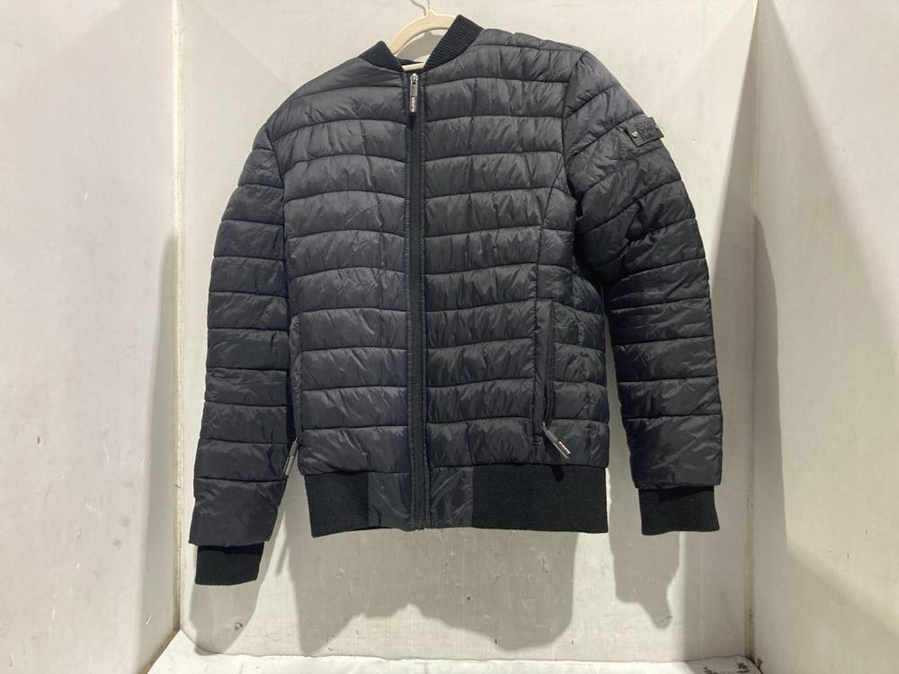 Lot 1239  
            Chesterfield SR45 - Parcel Delivery Only 

                
THE ORIGINAL SUPER DRY SUPER DRY FUJI BLACK JACKET UK MEDIUM (LOCATION: C9)