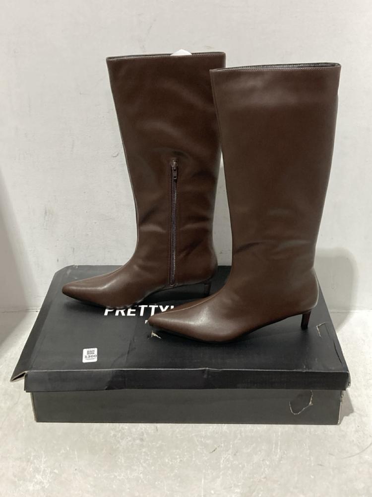 Lot 1300  
            Chesterfield SR45 - Parcel Delivery Only 

                
SILETTO KNEE HIGH HEELED BOOTS CHOCLATE CNL4252 UK SIZE 4 TO INCLUDE SILETTO KNEE...