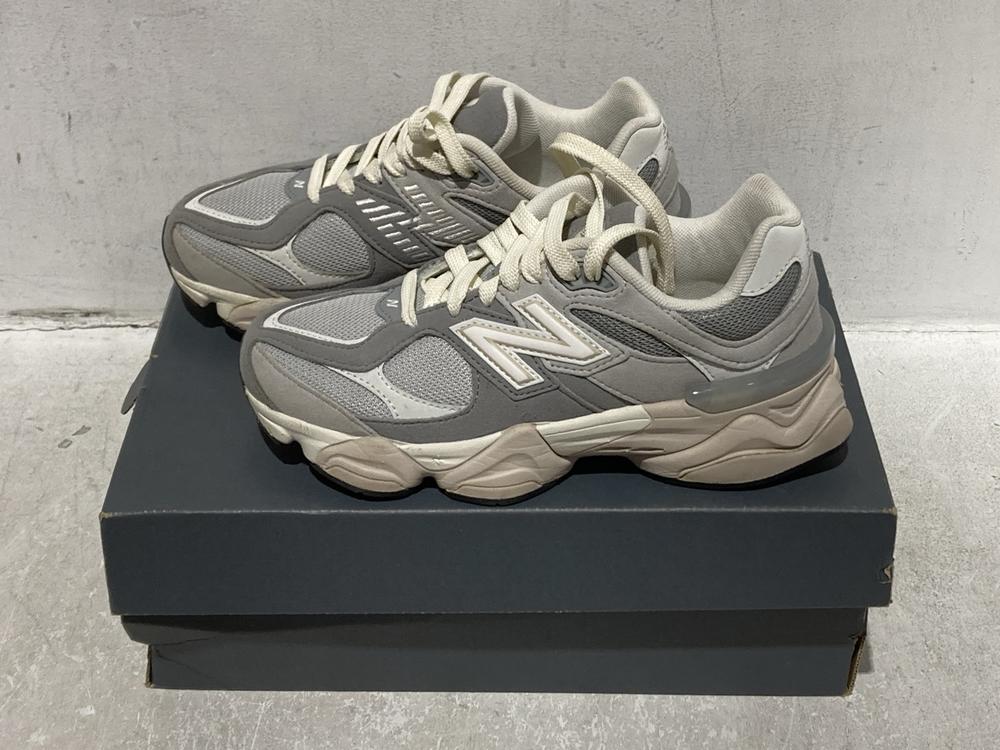 Lot 1305  
            Chesterfield SR45 - Parcel Delivery Only 

                
NEW BALANCE RUNNING SHOES GC9060EM UK 3.5 (LOCATION: B3)