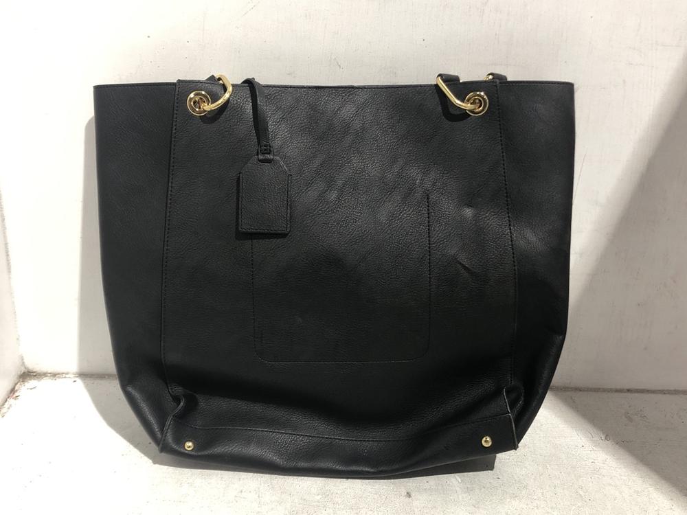 Lot 1337  
            Chesterfield SR45 - Parcel Delivery Only 

                
RALPH LAUREN HANDBAG IN BLACK (LOCATION: B5)
