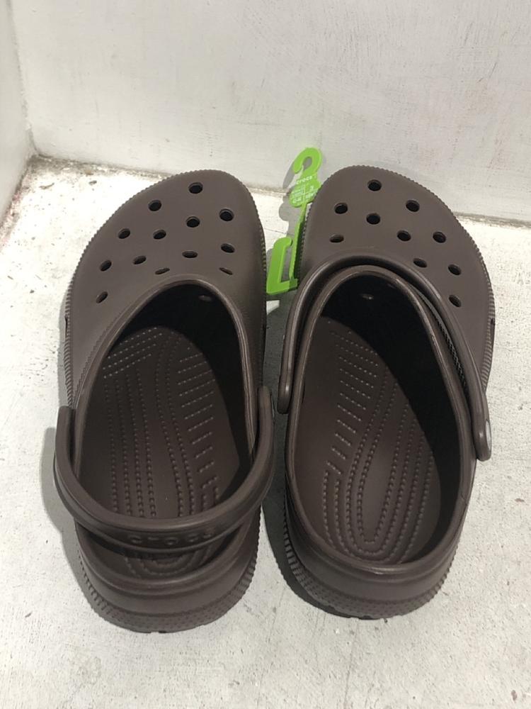 Lot 1343  
            Chesterfield SR45 - Parcel Delivery Only 

                
CROCS CLASSIC CLOG IN BROWN SIZE M9/W10 TO INCLUDE CROCS CLASSIC COZZZY SLIPPER I...