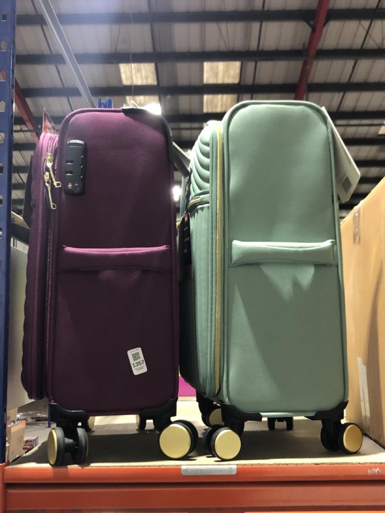 Lot 1357  
            Chesterfield SR45 - Parcel Delivery Only 

                
IT LUXLITE SMALL SPINNER SUITCASE IN PURPLE TO INCLUDE IT SMALL SPINNER SUITCASE ...