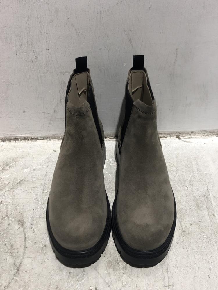 Lot 1363  
            Chesterfield SR45 - Parcel Delivery Only 

                
TIMBERLAND CAMBRIA VALLEY MID CHELSEA BOOTS IN IN MEDIUM GREY SUEDE SIZE 7.5 (LOC...