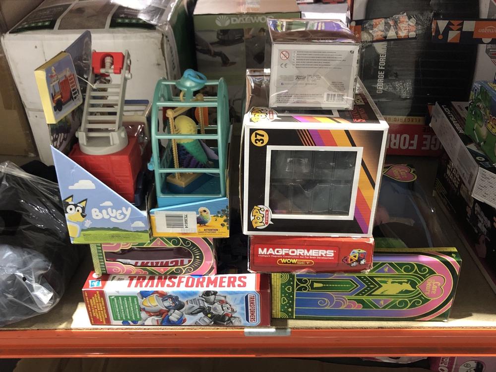 Lot 1368  
            Chesterfield SR45 - Parcel Delivery Only 

                
8 X ASSORTED TOYS TO INCLUDE BLUEY FIRETRUCK (LOCATION: B6)