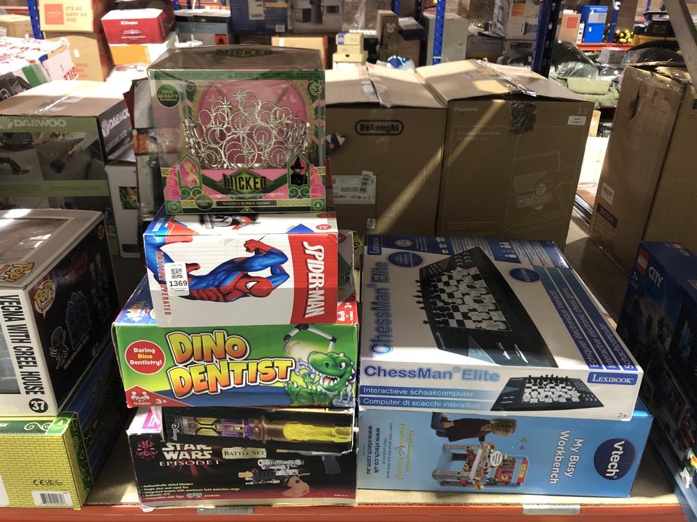 Lot 1369  
            Chesterfield SR45 - Parcel Delivery Only 

                
7 X ASSORTED TOYS TO INCLUDE STAR WARS EPSIODE 1 BATTLESET (LOCATION: B6)