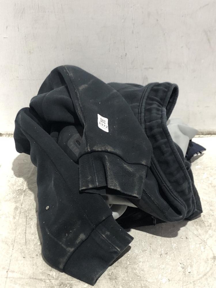 Lot 1372  
            Chesterfield SR45 - Parcel Delivery Only 

                
7 X ASSORTED KIDS BRANDED CLOTHES TO INCLUDE NIKE JOGGERS IN BLACK SIZE M (LOCATI...