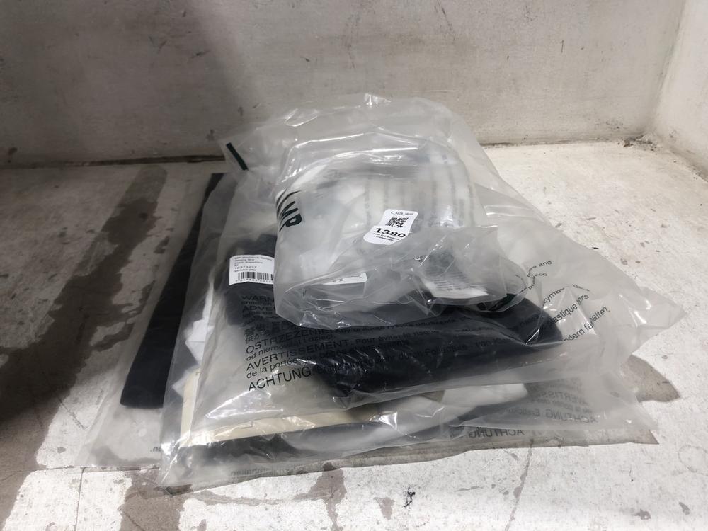 Lot 1380  
            Chesterfield SR45 - Parcel Delivery Only 

                
4 X ASSORTED ADULTS MP CLOTHING TO INCLUDE WOMENS TEMPO SPORTS BRA IN DARK SAPPHI...