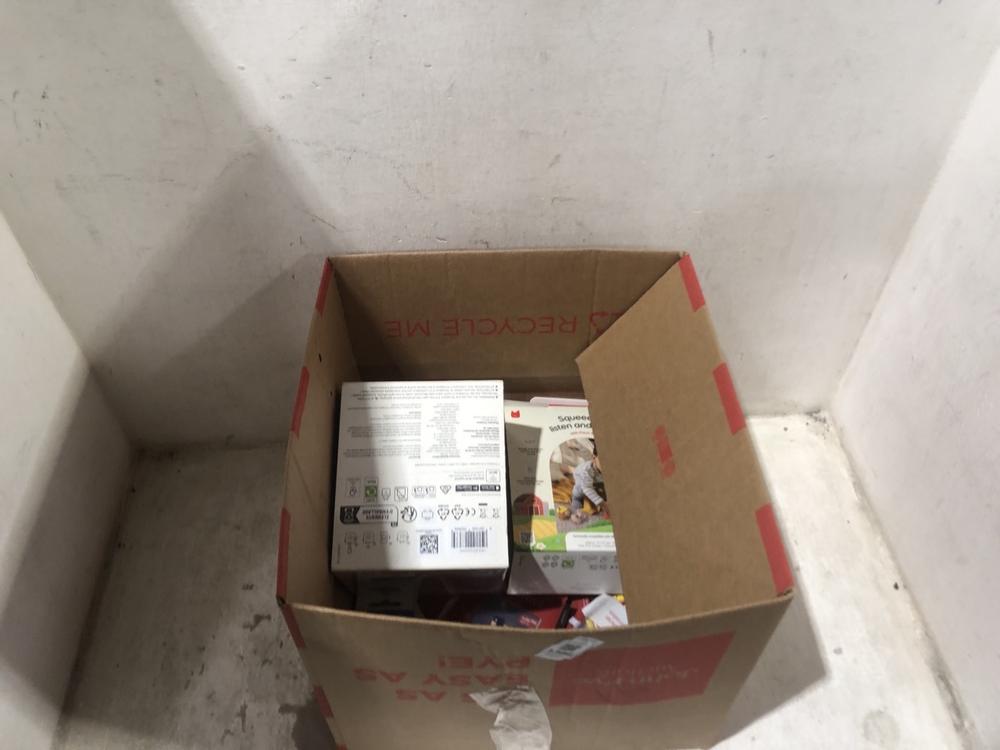 Lot 1386  
            Chesterfield SR45 - Parcel Delivery Only 

                
BOX OF ASSORTED TONIES PRODUCTS TO INCLUDE TONIEBOX2 (LOCATION: B7)