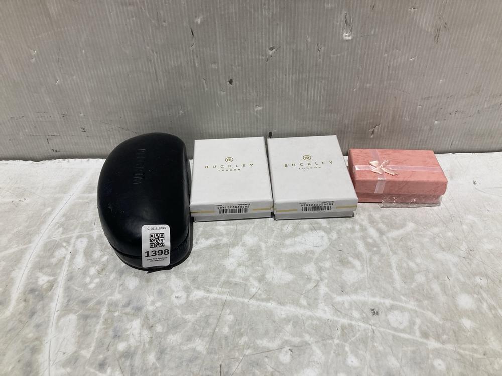 Lot 1398  
            Chesterfield SR45 - Parcel Delivery Only 

                
4X ASSORTED JEWLERY TO INCLUDE BUCKLEY LONDON NECKLACE PENDANT003 (LOCATION: B8)