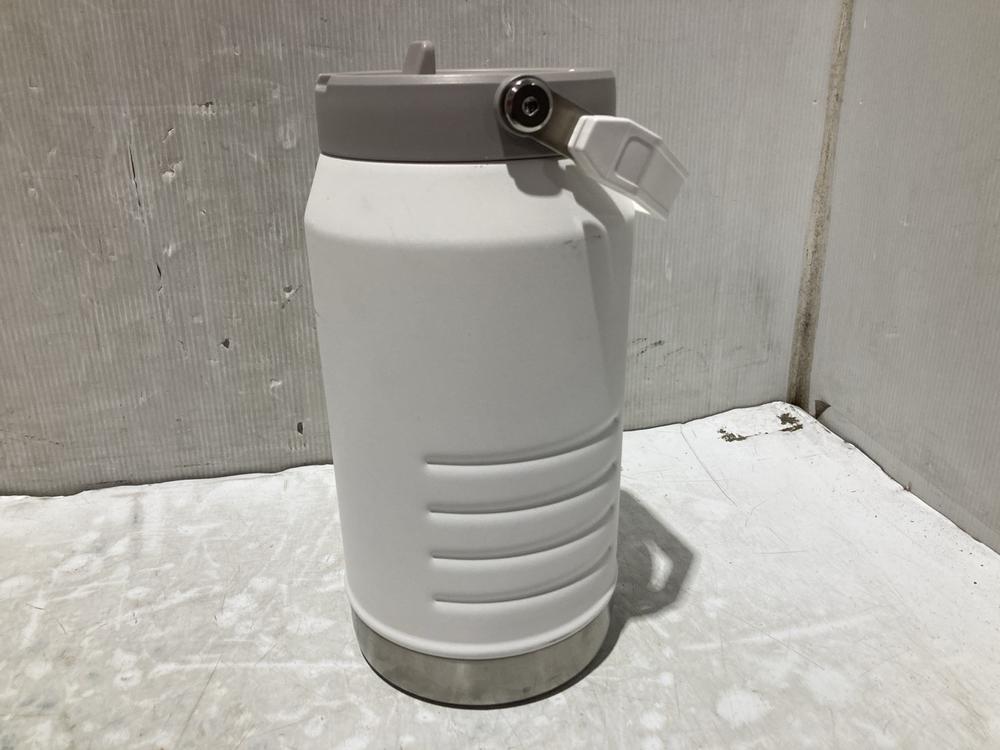 Lot 1596  
            Chesterfield SR45 - Parcel Delivery Only 

                
STANELY 1.89L WARTER BOTTLE (LOCATION: A4)