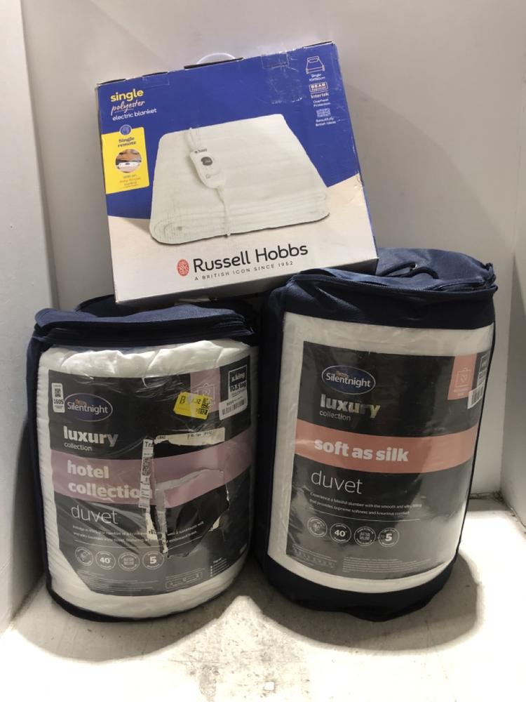 Lot 1605  
            Chesterfield SR45 - Parcel Delivery Only 

                
3X ASSORTED BEDDING TO INCLUDE SILENT NIGHT LUXURY HOTEL COLLECTION S.KING DUVET ...