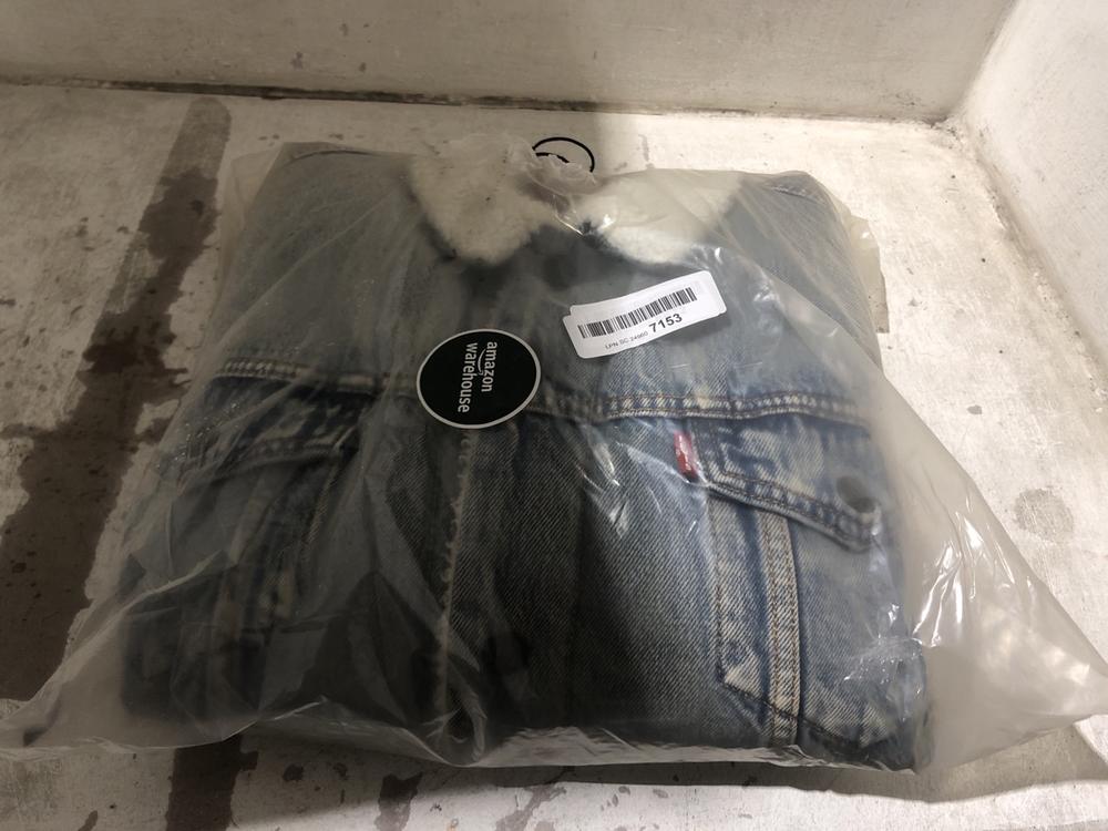 Lot 1608  
            Chesterfield SR45 - Parcel Delivery Only 

                
LEVIS DENIM JACKET UK SIZE LARGE (LOCATION: A4)