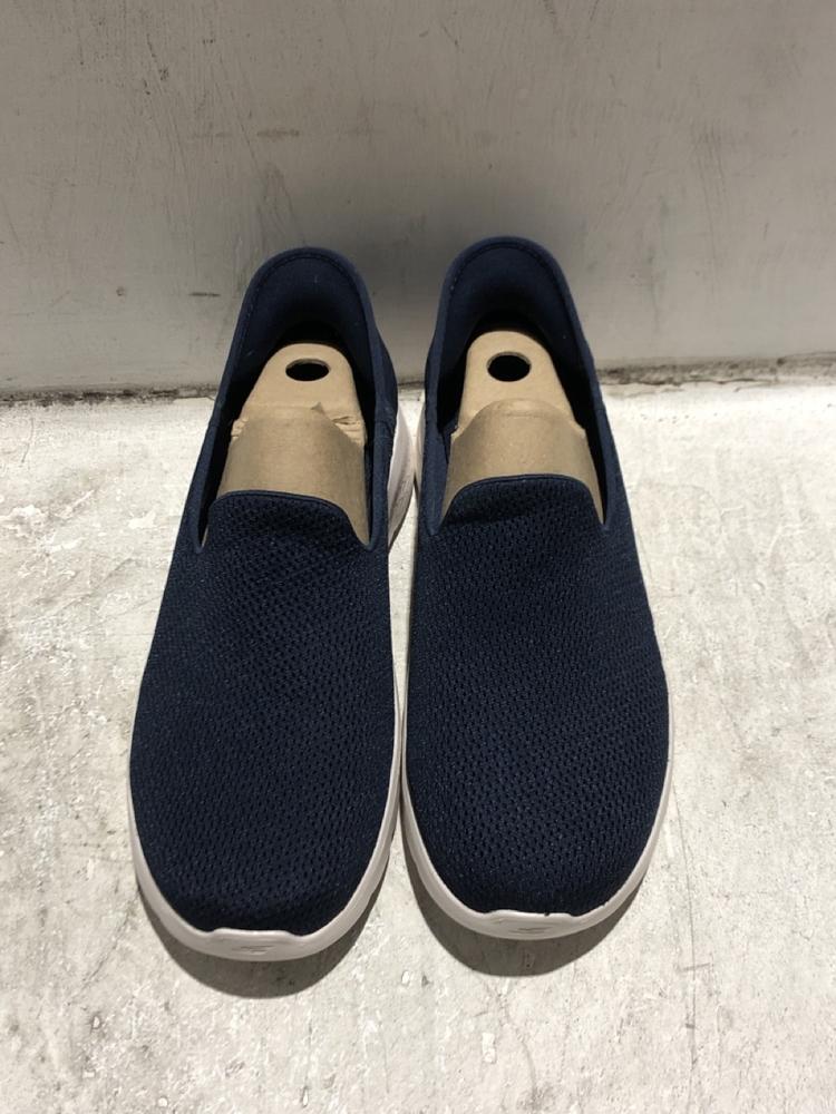 Lot 1612  
            Chesterfield SR45 - Parcel Delivery Only 

                
SKETCHERS GO WALK TRAINERS IN NAVY SIZE 10 (LOCATION: A5)