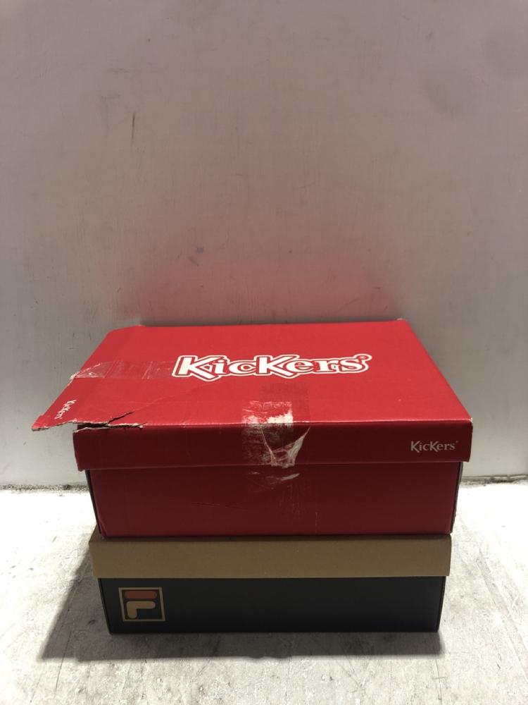 Lot 1623  
            Chesterfield SR45 - Parcel Delivery Only 

                
FILA ALPHA MID BOOTS IN CHIPMUNK SIZE 9 TO INCLUDE KICKERS HI M CORE SHOES IN TAN...