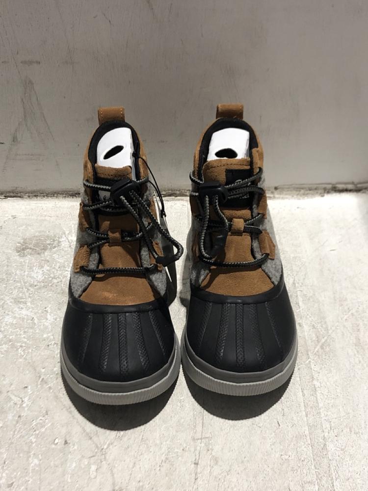 Lot 1627  
            Chesterfield SR45 - Parcel Delivery Only 

                
SOREL YOUTH OUT N ABOUT IV CLASSIC WP BOOTS IN TAN/GREY SIZE 4 (LOCATION: A5)