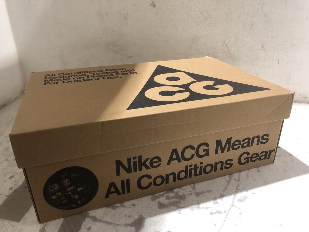 Lot 1632  
            Chesterfield SR45 - Parcel Delivery Only 

                
NIKE ACG RUFUS SNEAKERS IN BLACK/SUMMIT WHITE SIZE 9.5 ORIGINAL RRP £100 (LOCATIO...